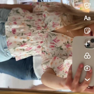 Blommig blus med volang och v-ringning - Supersöt blommig blus!!! Skriv för fler bilder❤️❤️❤️Den är i strl M men passar mig som brukar ha S / XS