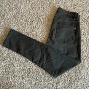 Dondup Jeans - Ett par riktigt feta grå Dondup Jeans. Modellen George. Storlek 34 men skulle mer säga W32. Skick 9/10, förut hade båda fickorna hål på insidan men är nu igensydda, lägs inte märke till. Modellen är 183 och väger ca 70kg. Hör gärna av er vid frågor och funderingar!🤗