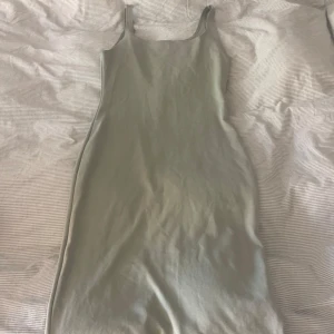 Ljusgrön tight klänning från Zara - Säljer en enkel och stilren ljusgrön klänning från Zara i storlek L. Klänningen är tight, ärmlös och har smala axelband. Den är tillverkad i ett mjukt och stretchigt material som sitter snyggt på kroppen. Aldrig använd! 
