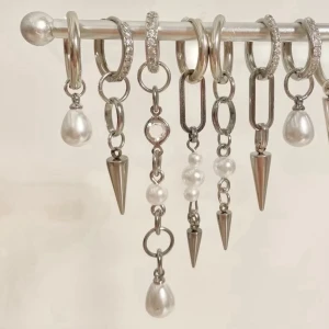 Örhängen  - Örhängen paketpris💓💓💓 få alla örhängen på bilden alltså 7 st för 300 kr, originalpris 440 kr. Först i kvarn