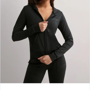 juicy couture set - Superfint set från juicy couture, andvänd en gång. Byxorna kostar nypris 1000 och koftan 1100, säljer hela sättet för 700🩷 kan möjligtvis gå ner i pris (byxorna är i st M men skulle säga att dom sitter som en S)