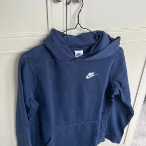 Nike hoodie - Marinblå hoodie från Nike. Säljs pga att den inte används. Storlek XL (barn) vilket motsvarar 158-170cm