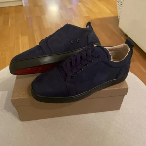 Christian Louboutin  - Mörkblåa Christian Louboutins i mocka.