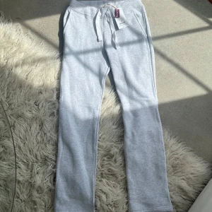 russemerch byxor - helt nya i långa modellen storlek S, säljer pga för långa på mig. fast pris🫶🏻