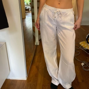 Linnebyxor S  - Linnebyxor lågmidjade Stl S, fint skick utöver en liten slitning längst ner på benet (se sista bilden). Jag är 165 cm och de är perfekt längd på mig! 