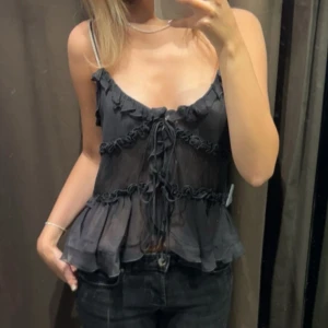 Svart topp från Zara - Populär topp från Zara, snygg både till fest och vardag. Storlek S funkar om man har XS också ⭐️