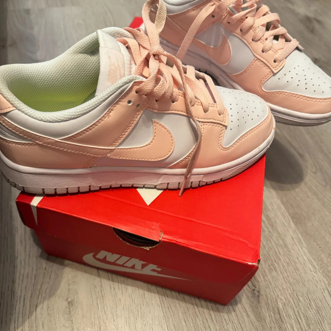 Nike Dunk Low i vitt och ljusrosa