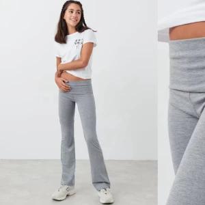 Grå bootcut mjukisbyxor Gina Tricot - Grå mjukisbyxor från Gina Tricot i bootcut-modell med hög midja och bred linning. Byxorna är i mjukt bomullsmaterial och har en stilren, enkel look som passar perfekt till sneakers och t-shirt.