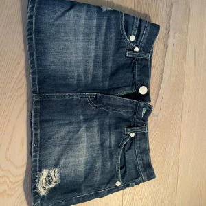 Mörk jeanskjol med slitning - Jättefin kjol som jag aldrig använt! 