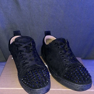 Christian louboutin skor - Säljer ett par feta svarta loubs med spikar det finns lite defekter på dem det är bara och skriva om ni är intresserade!😘