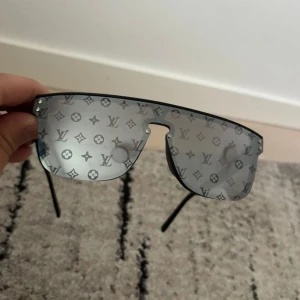 Lv glasögon  - Säljer dessa fina glasögon till sommaren. Fraktar runt hela Sverige! 