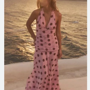 Rosa långklänning med prickar SÖKER - SÖKER!!! I st S