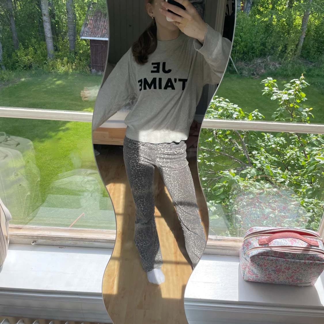 Grå tröja med text från Gina Tricot - 1