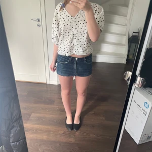 Blå mini jeanskjol - Säljer denna super fina jeanskjolen från acne❤️midjemått= ca 38cm