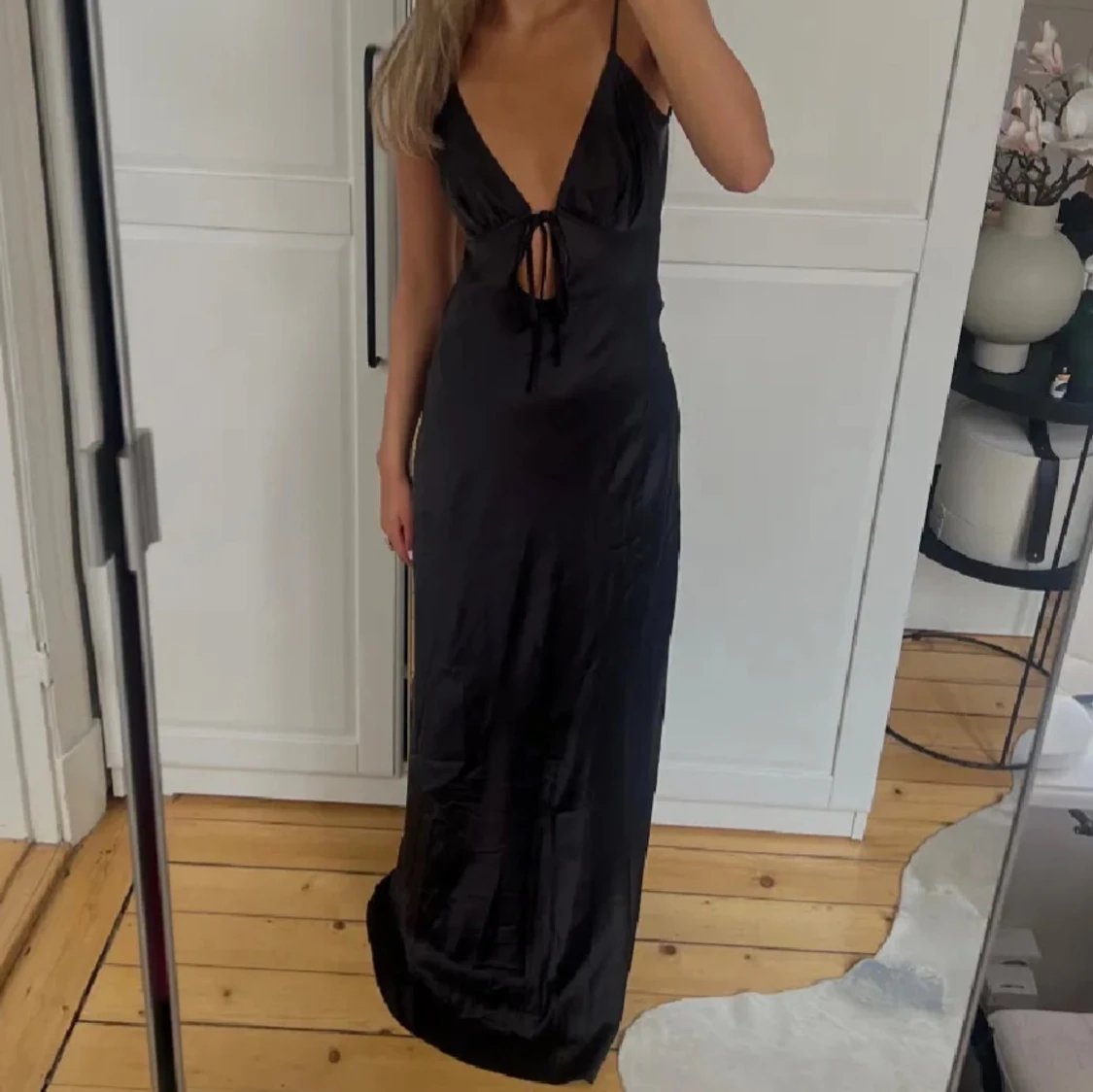 Svart långklänning med öppen rygg - 3