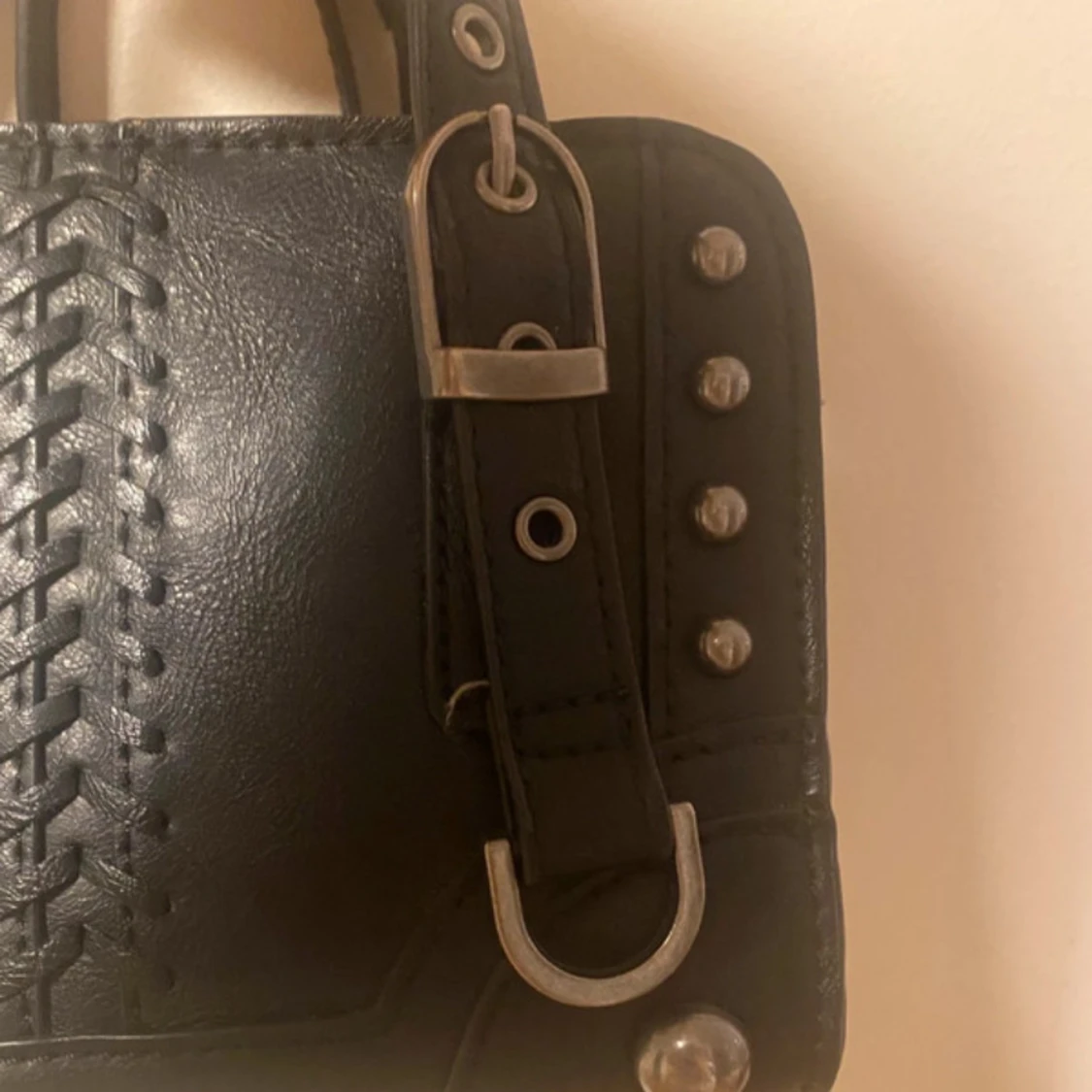 Svart Zara väska med nitar - 1