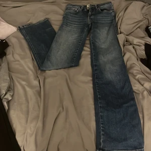Blå wide jeans från 157, XXS - Snygga blå jeans från 157 i storlek XXS med full längd. Modellen har breda ben och klassisk femficksdesign med coola fickdetaljer bak. Jeansen har en mörk tvätt med slitningar och är perfekta för dig som gillar en avslappnad och trendig stil. Säljer för att dom är för små