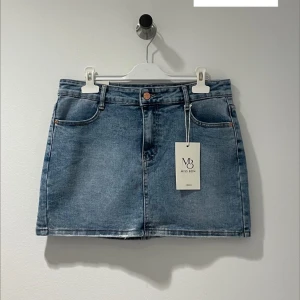 Blå jeanskjol från missay - Säljer denna snygga jeanskjolen från missay! Den är i storlek L men passar mig som är storlek S.. så vet inte varför den är i storlek L! Kom privat för fler bilder😘