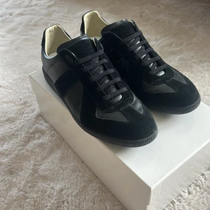 Maison mairgela - Maison mairgela. Jätte fint skick👍. Storlek 42. Använda max fem gånger.  Dom var för små darför jag säljer dom.👌