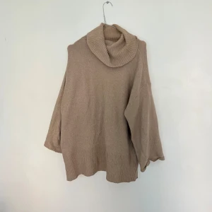 Beige polotröja i stickat material - Beige tröja 