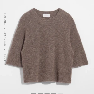  stickad tröja från & Other Stories - Skitsnugg stickad trekvarts tröja från &other stories. Tröjan är i jättebra skick och är inte alls nopprig! Nypris 790kr mitt pris 400