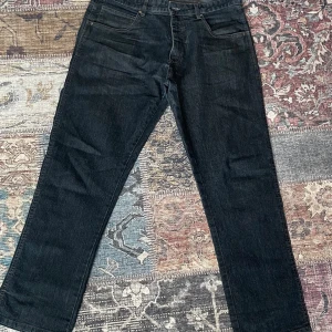 Mörkblå jeans från Morgan - Snygga mörkblå jeans från Morgan med klassisk fyrficksdesign. Jeansen har raka ben och normal passform, tillverkade i slitstarkt denimtyg. Perfekta för dig som gillar en enkel och tidlös look.