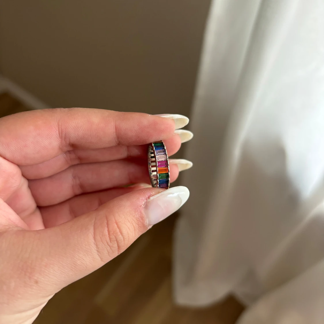 Två ringar med färgstenar och rosa sten - 3