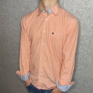 HELT NY || Morris skjorta - Riktigt stilig Morris skjorta | Strl: 40 (M) | Skick: 10/10 (Helt ny) | Modellen är 175, väger 71 | Nypris: ca 1700kr | Hör av er vid frågor och funderingar!