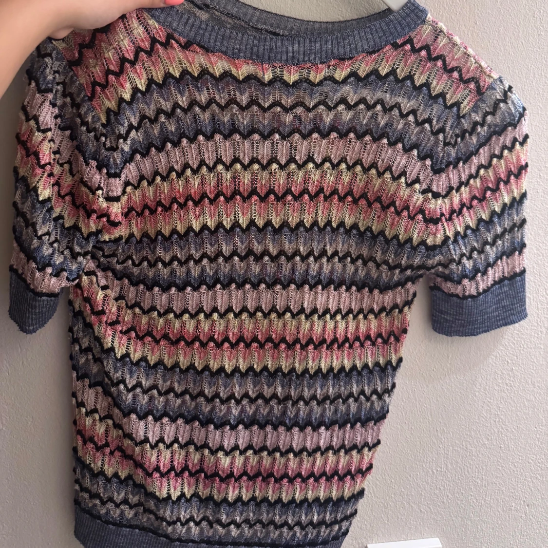 Färgglad stickad topp med zigzag-mönster - 1