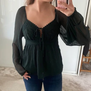 Mörkgrön blus!! - Supersöt mörkgrön blus från Vero Moda!! 💓💓den är tunn så passar perfekt nu till sommaren!!