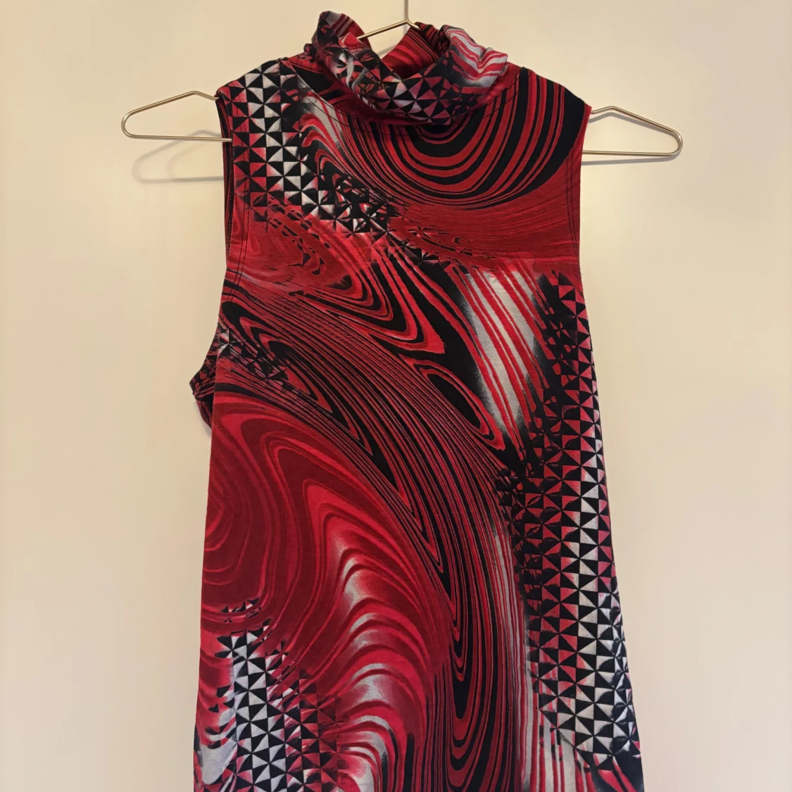 Röd mönstrad ärmlös topp