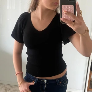 Svart topp!! - Svart topp från Vero Moda!! 💕 super fin och passar perfekt nu till sommaren! ☀️