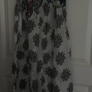 bohemian långklänning  - långklänning med knytning runt halsen i bohemisk stil 🌟