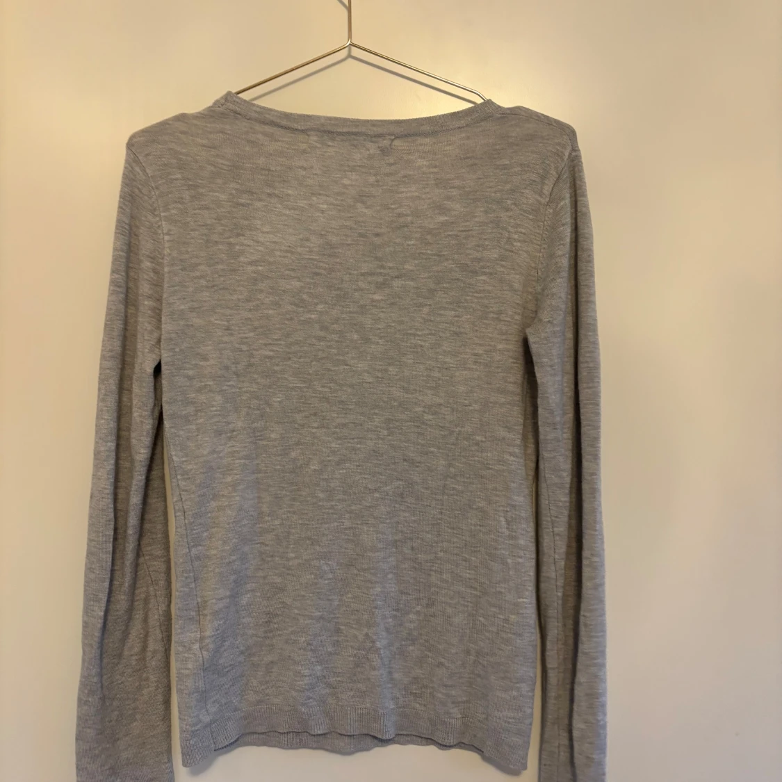 Grå tröja med pärlbroderi från Guess - 2