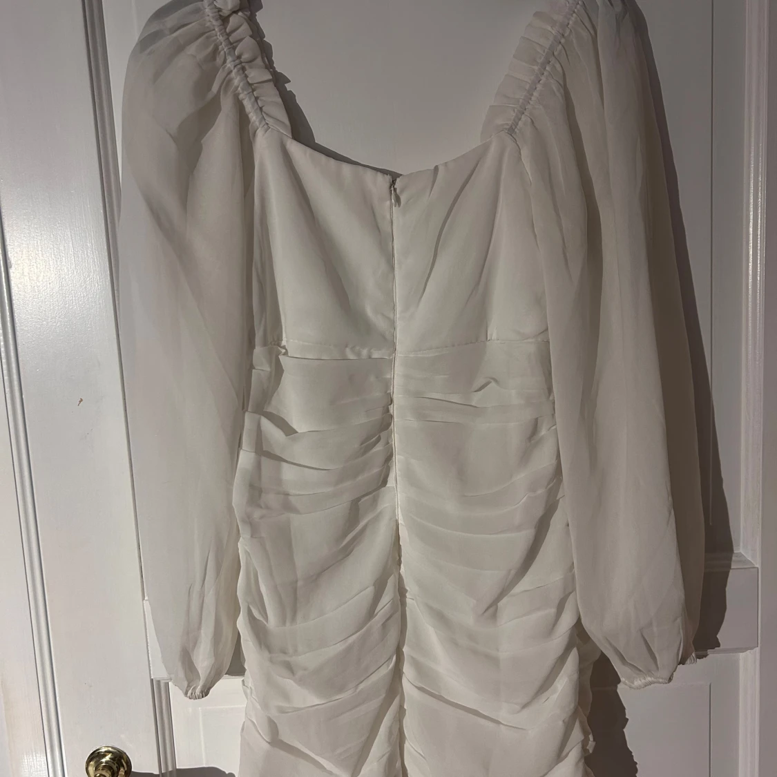 Vit kort omlottklänning med puffärm - 1