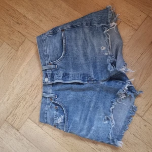 Levi's 501 jeansshorts  - Säljer ett par klassiska Levi's 501 jeansshorts i blå denim, perfekta för sommaren. Sänker gärna priset!💕