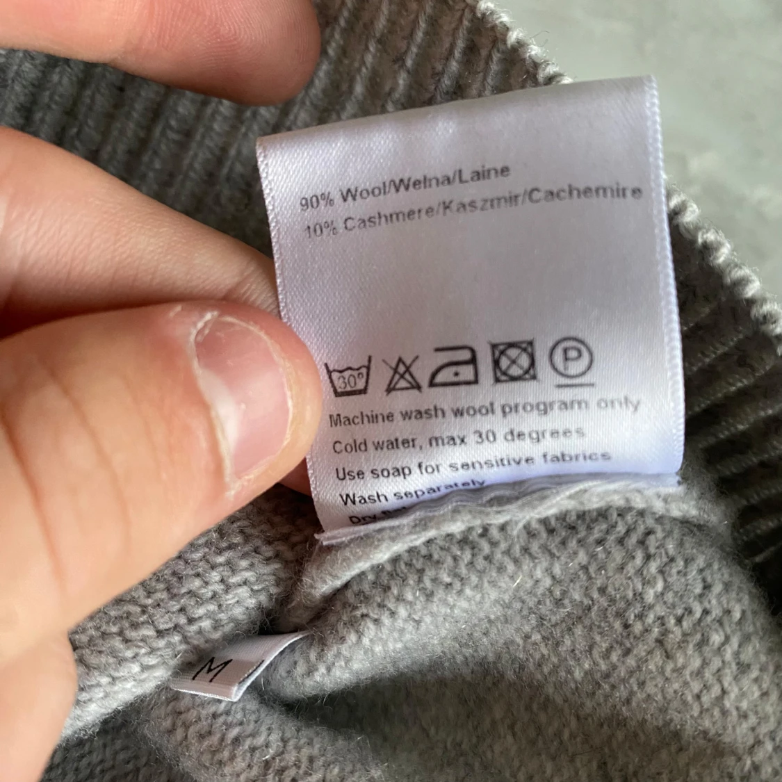 Grå hoodie i kashmir och ull från Oscar Jacobson - 4