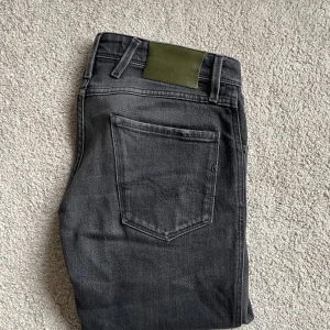 Replay anbass jeans  - Replay anbass jeans | Size: W29 L30 | jeansen är lite små slitna i modellen och en riktigt snygg grå svart färg + snygga mörkgröna detaljer | Bra skick👌 | Köpta nya för 1499 kr
