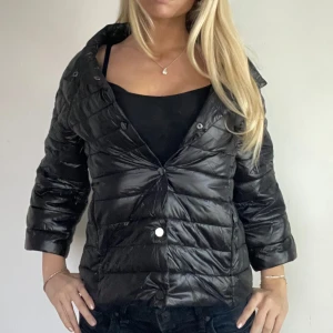 Svart Herno liknande jacka!  - Följ för liknande plagg💘 svart Herno liknande jacka med trekvartsärm och knappar! Storlek S perfekt tryck och perfekt nu till våren! Tryck köp nu, pruta ej! TK-0095