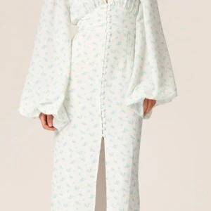 Adoore klänning-helt ny! - Den trendiga POSITANO DRESS från Adoore i creme white med små blommor på! Helt ny, endast testad( prislappen kvar)🩵 Storlek: 32  Perfekt till sommaren och midsommar! 💐☀️