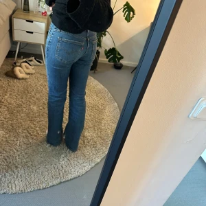 Levis 527 blå bootcut jeans - Säljer ett par lowrise Levis 527 jeans. Säljer pga att de är lite korta på mig, jag är 167. 