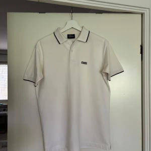 Piké - Säljer en vit piké från Peak Performance i strl S. 8/10 skick. Hör av er vid funderingar. Pris kan diskuteras. Ej öppet köp! 