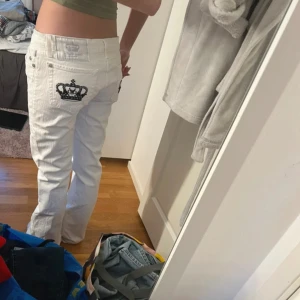 Victoria Beckham Jeans - Supersnygga Victoria Beckham jeans som tyvärr är förstora för mig. De är i lågmidjad och bootcut modell. Midjemåttet är 43,5 och Innerbenslängden är 87. De har några fläckar vid varje benslut men ingenting som syns speciellt tydligt💗