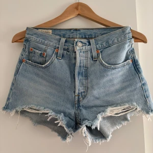 Levi's 501 ljusblå jeansshorts W24 - Säljer mina ljusblå jeansshorts från Levi's 501 i storlek 24 waist som passar en 32,34 eller liten 36🌸 Dom enda shortsen som sitter snyggt enligt mig, nypris är ca 549kr och uppåt. 