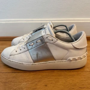 Valentino Opens - Säljer mina jätte fina valentino opens i storlek 39 för att jag råkade köpa fel storlek . Har kvitto❤️ pris kan diskuteras. Fina skor för bra pris , de är nästintill oanvända