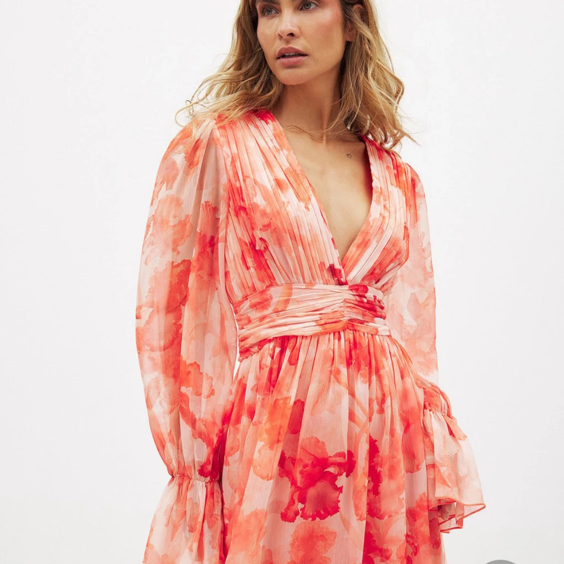 Blommig kortklänning med v-ringning - 1