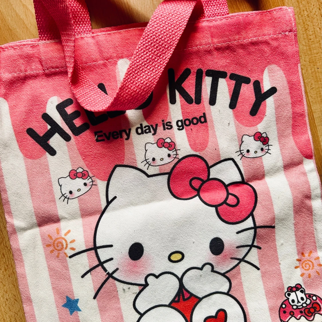 Söt tote bag med Hello Kitty-motiv!