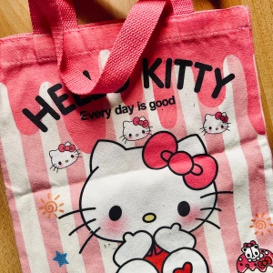 Söt tote bag med Hello Kitty-motiv! - Söt tote bag i canvas med Hello Kitty-motiv. Mått: 30 x 27 cm. Oanvänd.