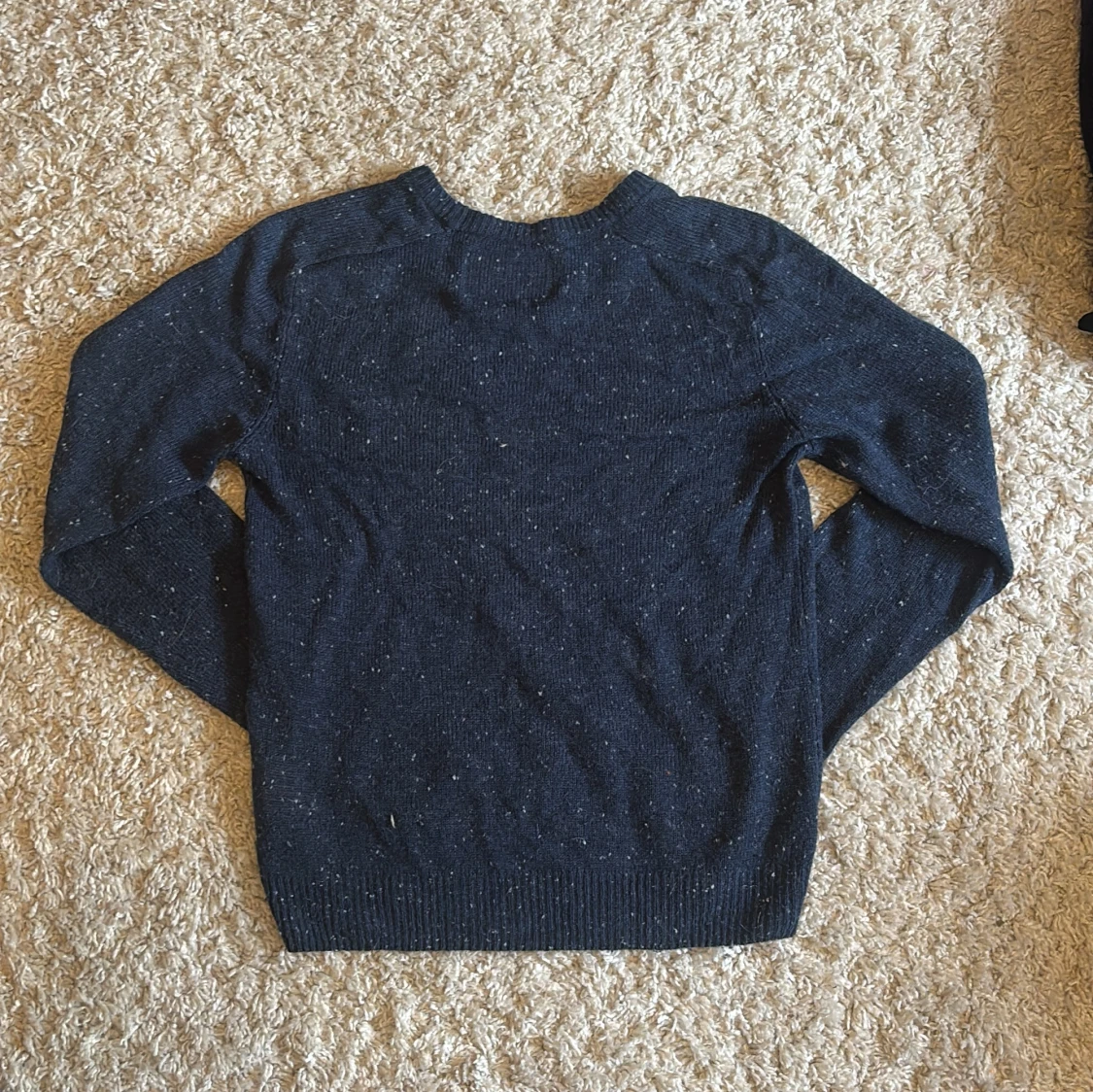 Mörkblå stickad tröja med vita prickar - 1