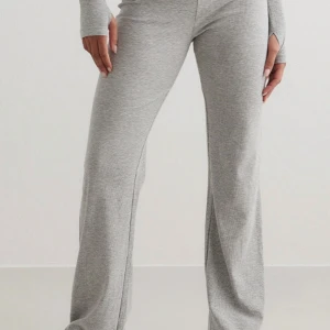 Grå byxor från Aimn - Sprillans nya med lapp kvar! Grå byxor från Aimn i ribbat material. Storlek S men supermjuka så passar även mig som brukar vara en mindre M. Helt oanvända eftersom jag råkade köpa modell Petite av misstag, så de är för korta för mig. Når  till fotknölarna på mig som är 170.